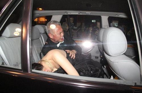 明星表演喝醉,明星现场演绎醉态百态