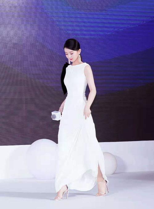 白色亚麻长裙欧美明星,欧美明星演绎的时尚经典