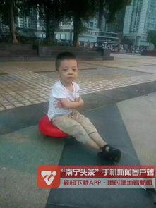 头条背小孩吹口哨女子,女子背小孩吹口哨，传递爱与美好