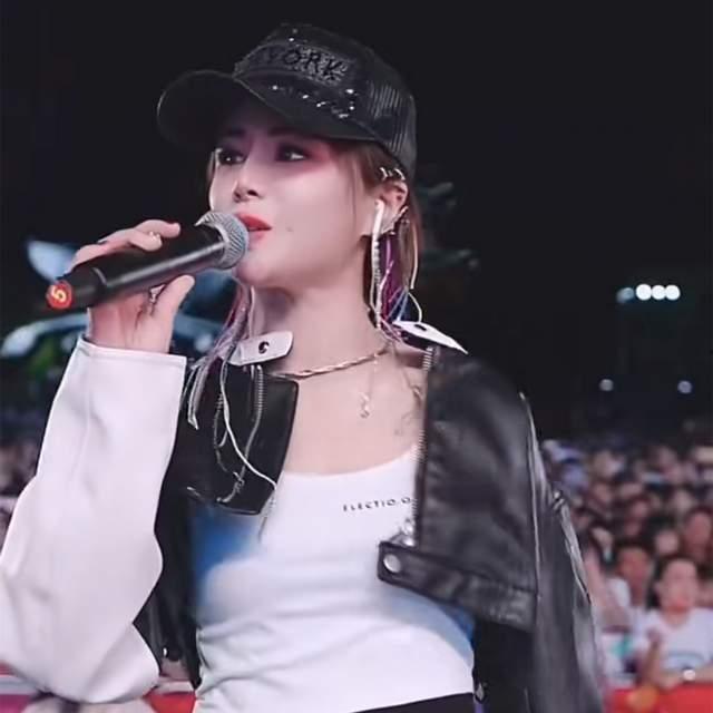 网红大姐最新演唱会现场,粉丝热情高涨，嗨翻全场