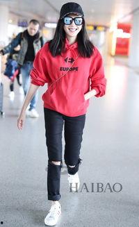 女明星卫衣机场,女明星机场穿搭，卫衣演绎街头风采