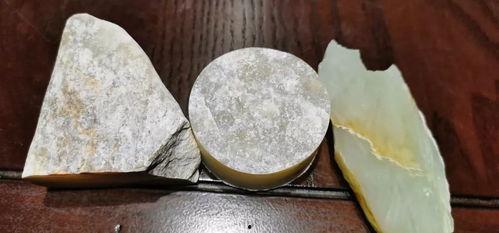 若羌三色料怎么看品相,色彩斑斓，质地细腻的宝石之美