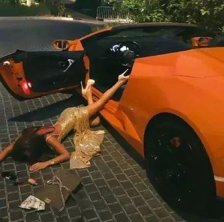 网红摔东西,冲动行为背后的心理探析