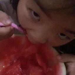 吃瓜婴儿原视频,天然萌娃引网友热议